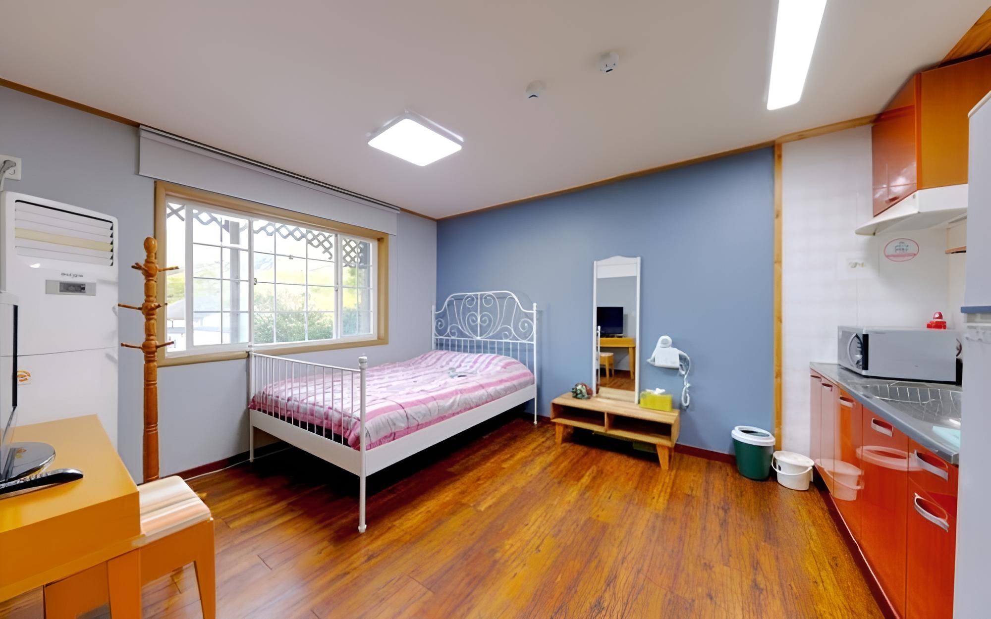 Room (Bertrand Russell) - Photo 1