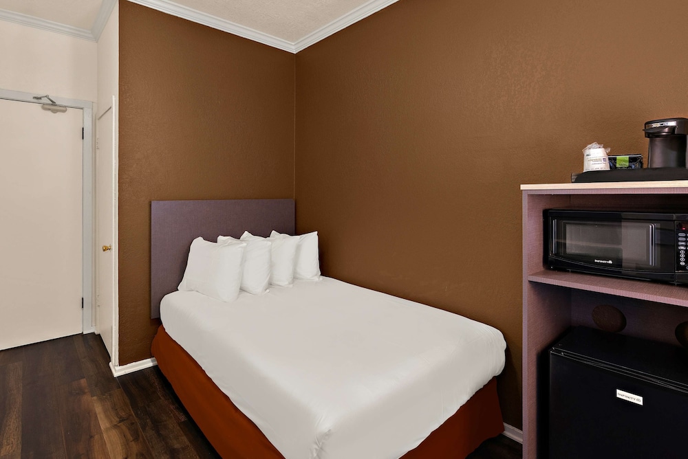 Standard Room, 1 Double Bed, Non Smoking, Refrigerator & Microwave - Photo 1