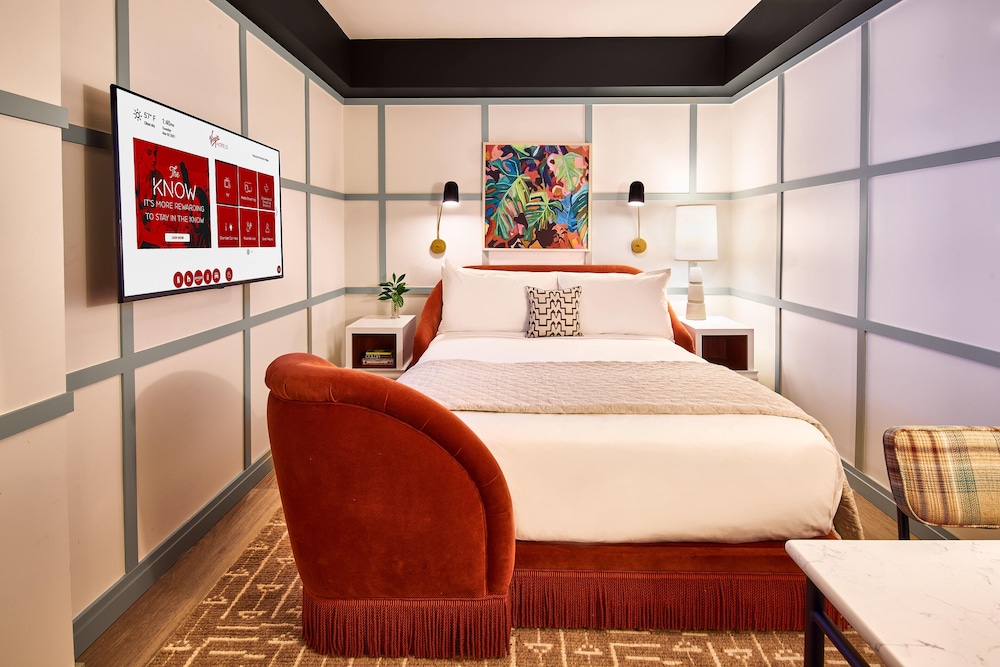 Room, 1 Queen Bed (Chamber) - Photo 1