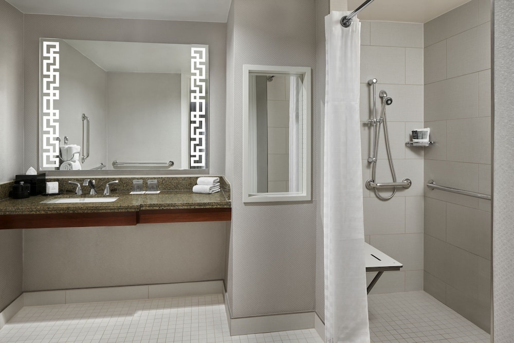 Deluxe Room, 1 King Bed (Mobility Accessible, Tub) thumbnail 6