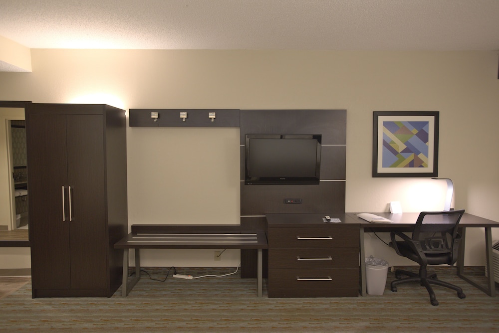 Standard Room, 1 King Bed, Accessible (Comm, Mobil, Tub) photo 3