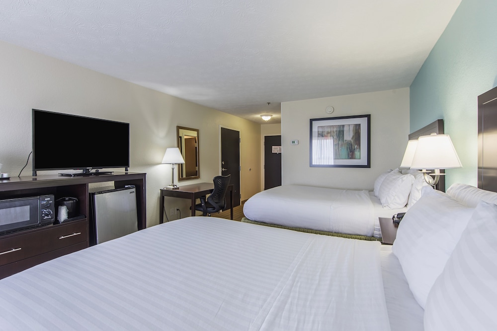 Room, 2 Queen Beds, Accessible Bathtub (Mobility) - Photo 1