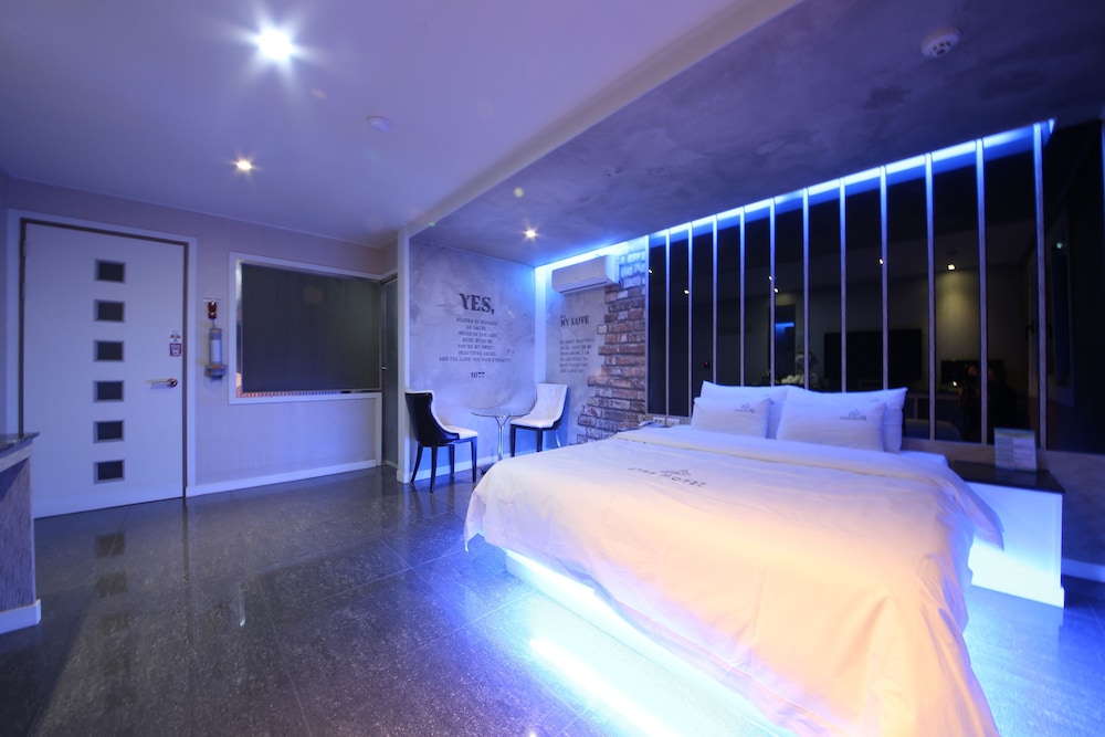 Standard Room (Base Occupancy is 2 pax, Extra Person Fee 10,000 KRW) photo 1