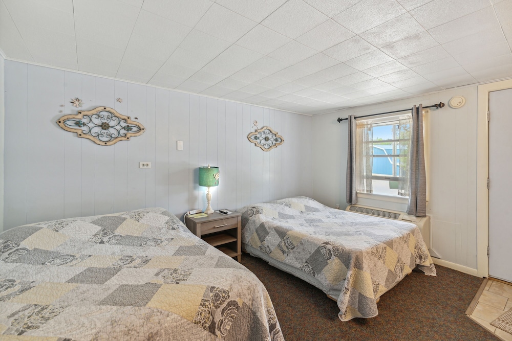 Room, 2 Double Beds photo 3