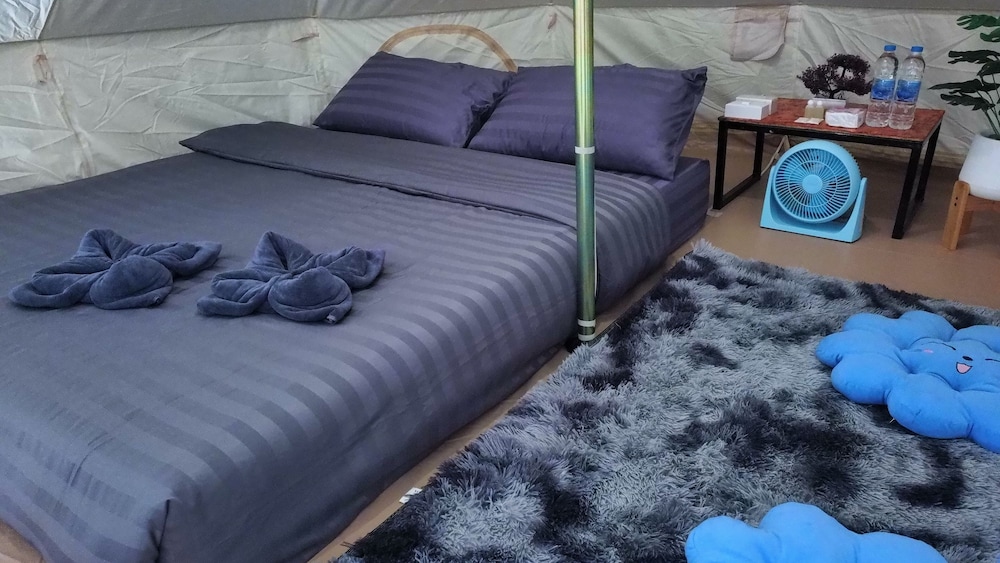 Deluxe Tent photo 2