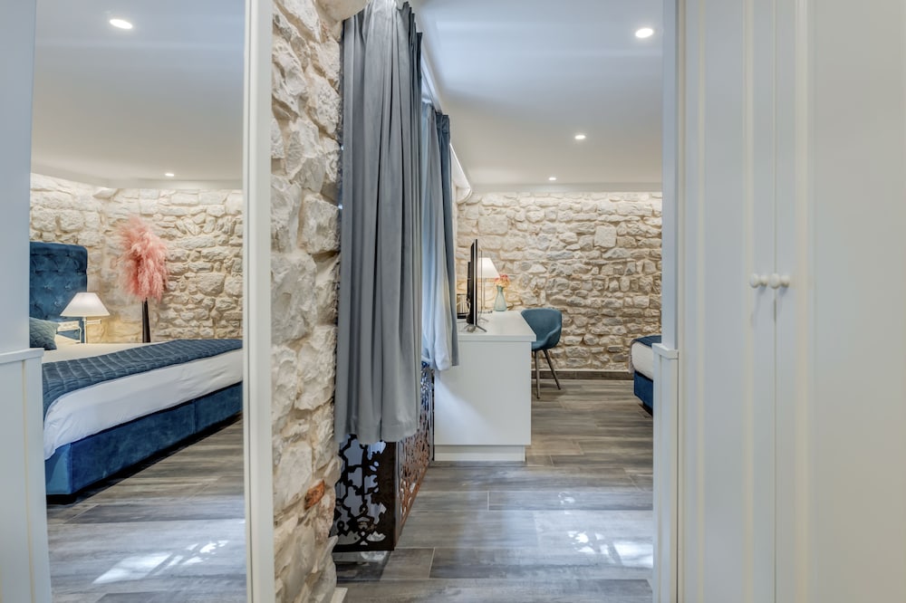 Deluxe Studio Suite