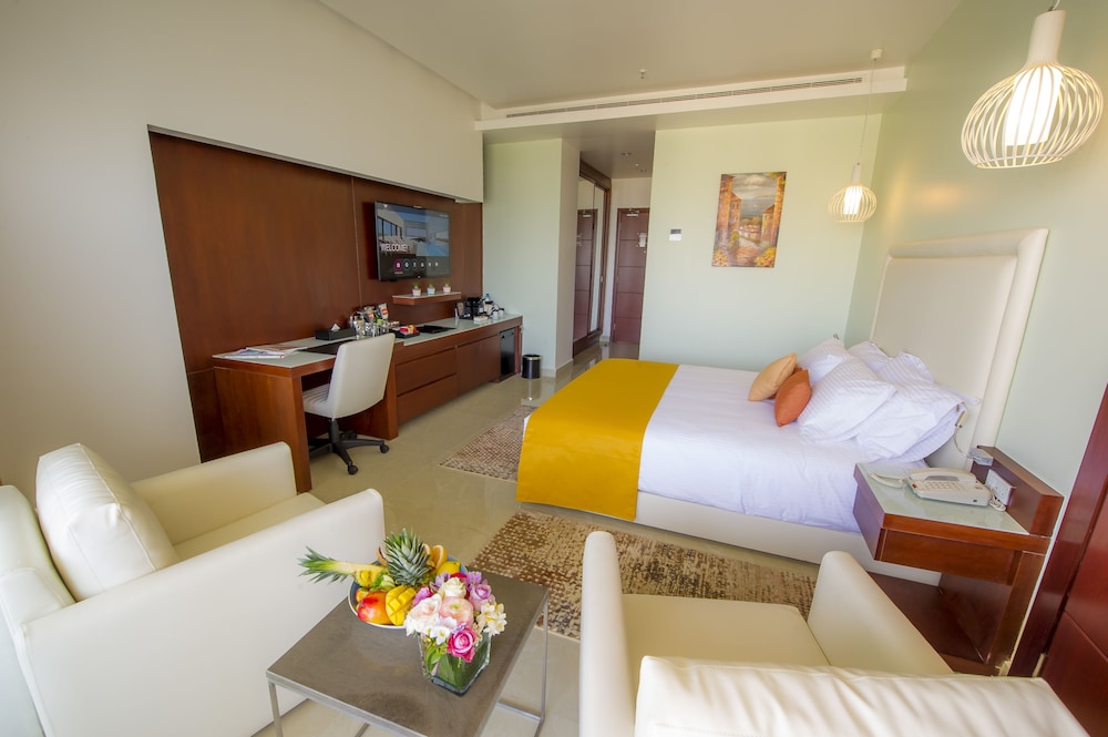 Deluxe Room, 1 King Bed, Pool Access