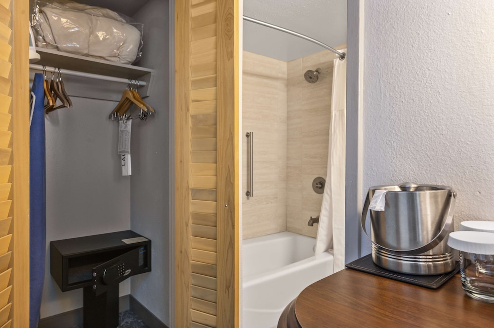 Room, 2 Queen Beds, City View photo 2