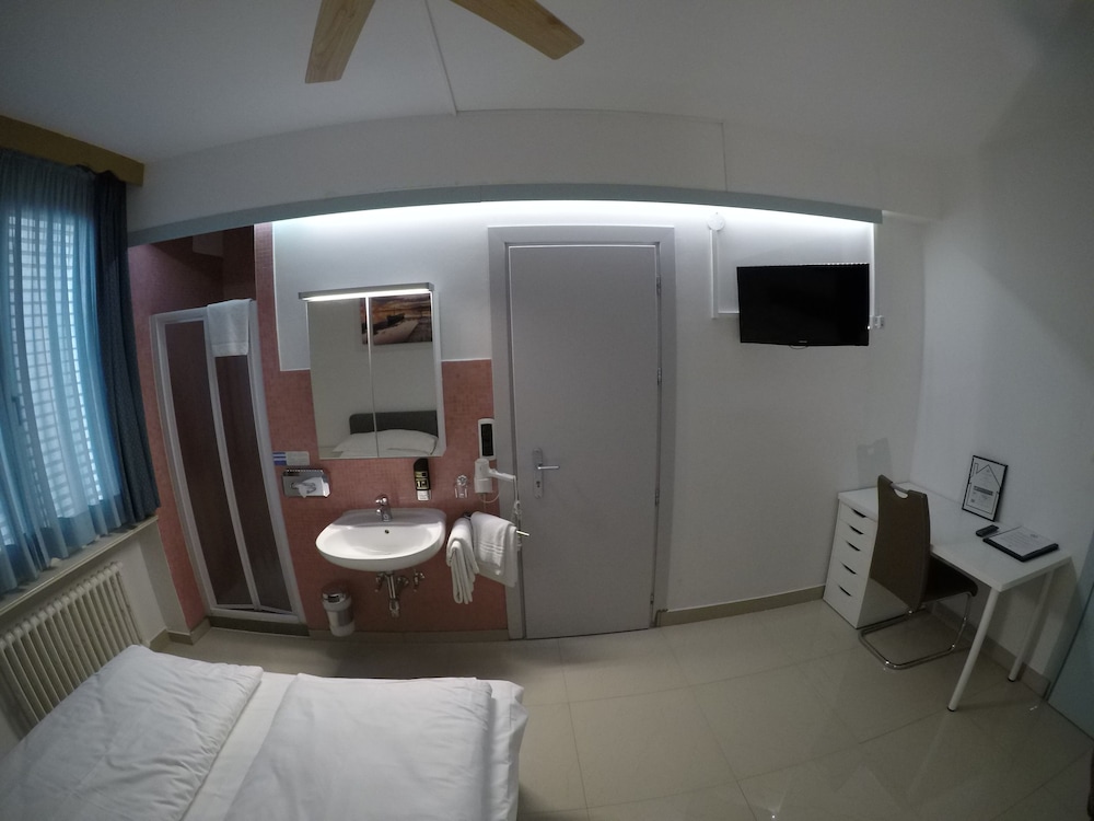 Economy Double Room, Shared Bathroom photo 3