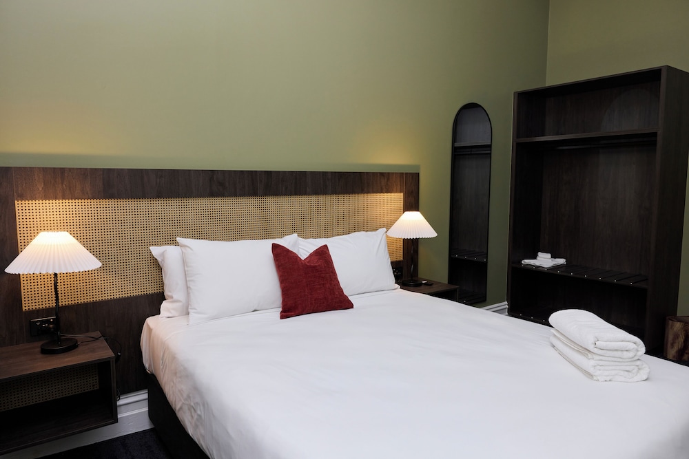 Queen Room Ensuite photo 1