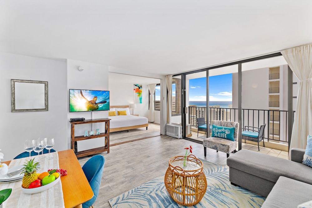 High Floor Ocean View Condo (King Bed and Parking): Suite, 1 Bedroom, Balcony, Ocean View (0025) photo