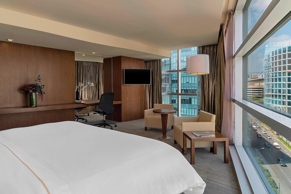 Junior Suite, 1 King Bed, Corner - Photo 2
