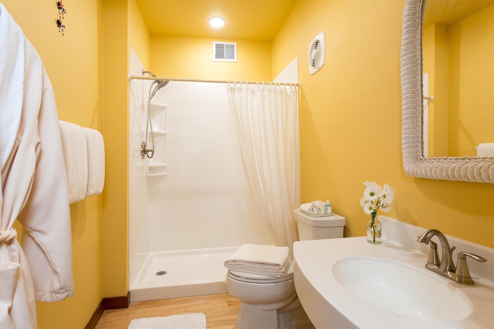 Superior Suite, 1 Bedroom, Private Bathroom, Garden View (06 Garden Suite) photo 3