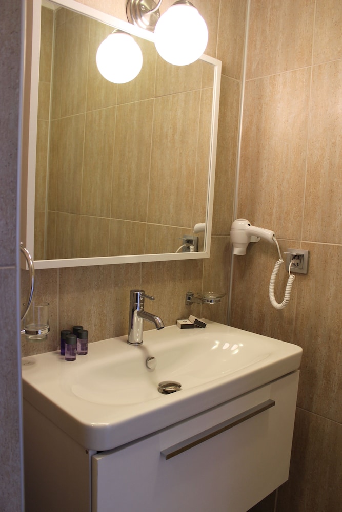Economy Double or Twin Room (Basement) photo 3