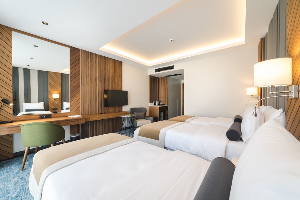 Standard Triple Room, 1 Bedroom, City View photo 2