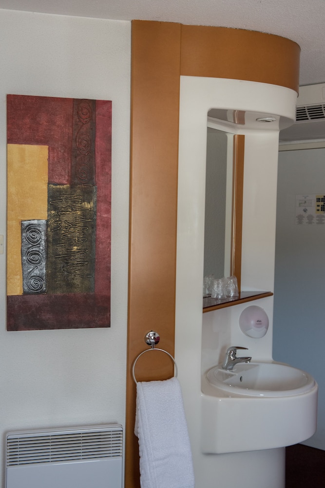 Standard Twin Room - Photo 3