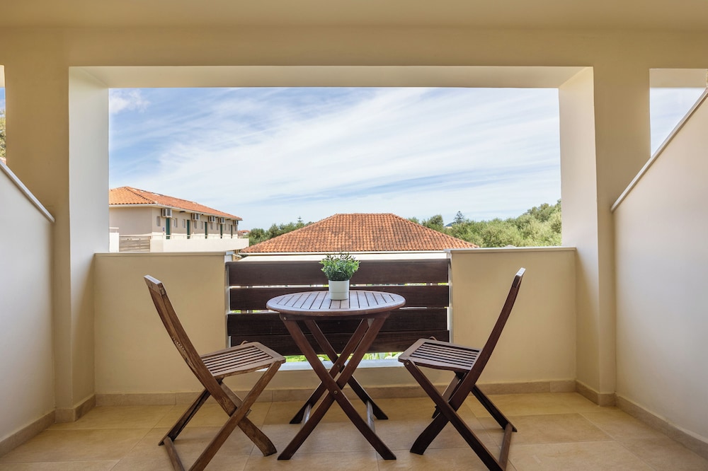 Standard Room with Garden View - Photo 2