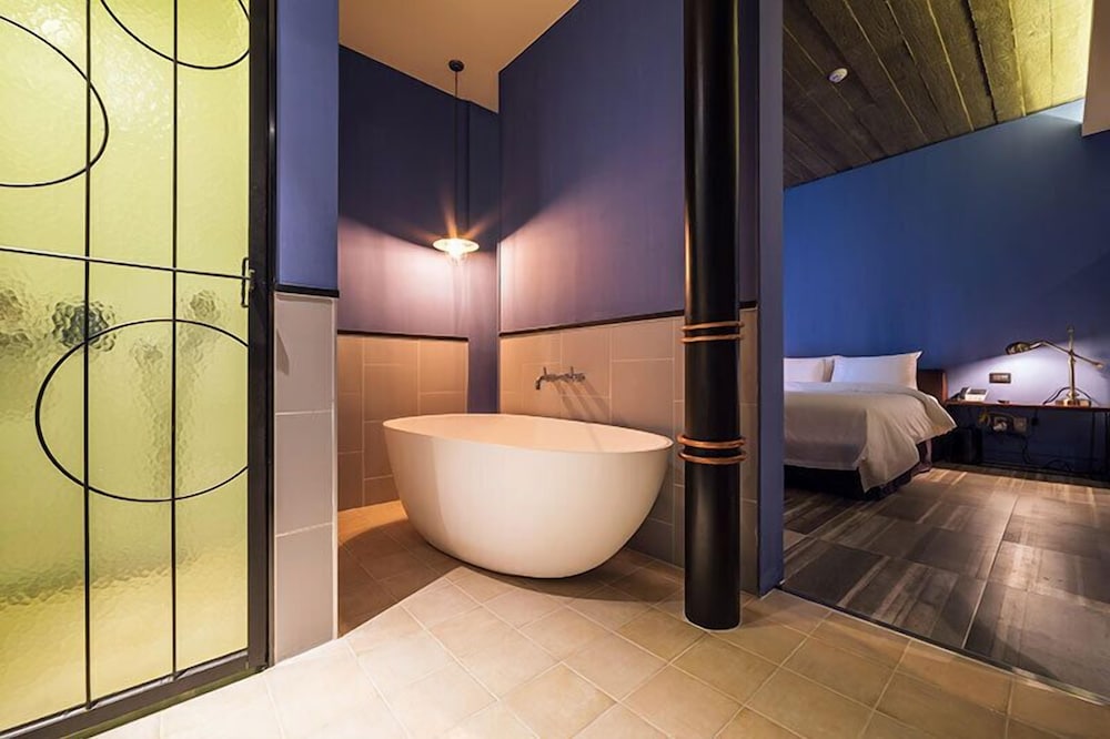 Deluxe Room (Bath Bomb Package) - Photo 7