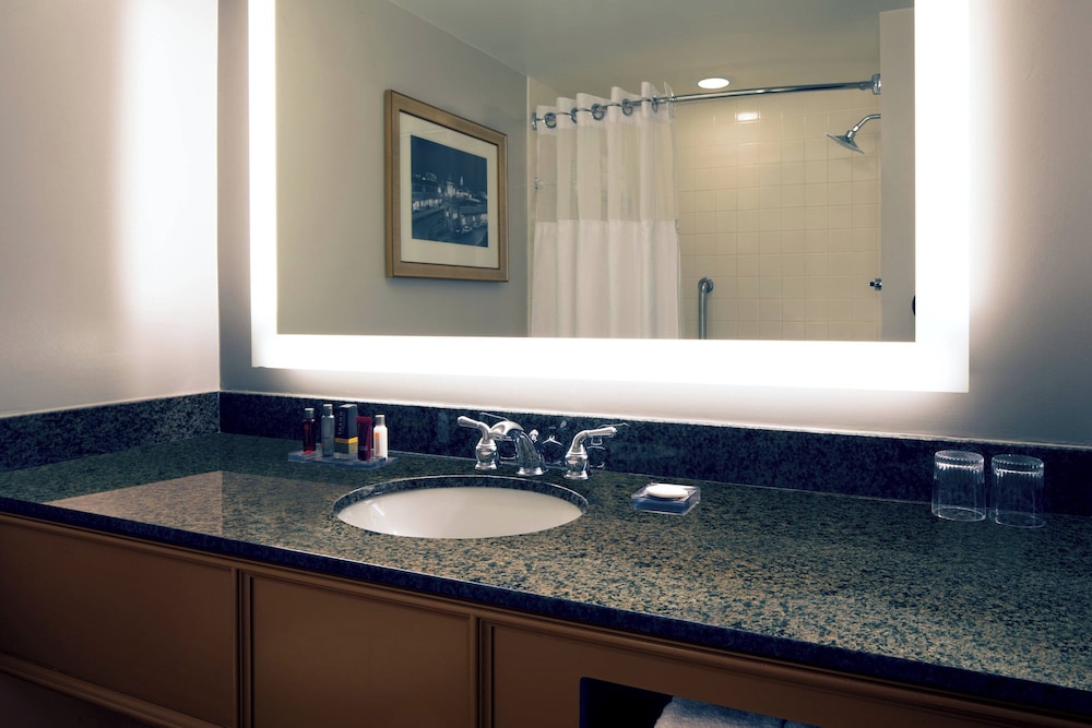 Room, 1 Queen Bed (Mobility/Hearing Accessible, Tub) - Photo 4