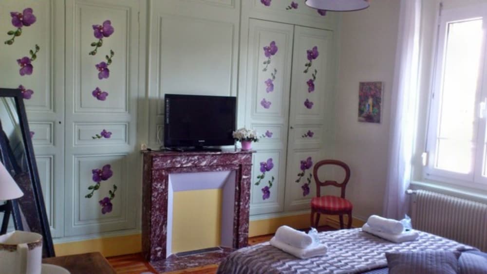 Double Room (La Belle Ile) - Shared Bathroom photo 2