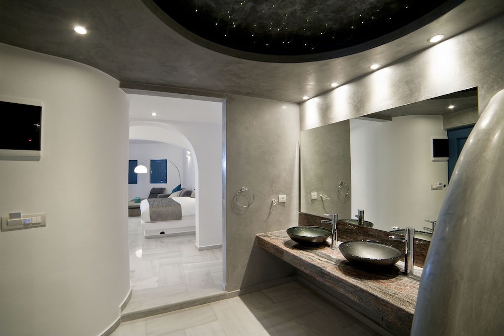 Suite, Jetted Tub - Photo 8