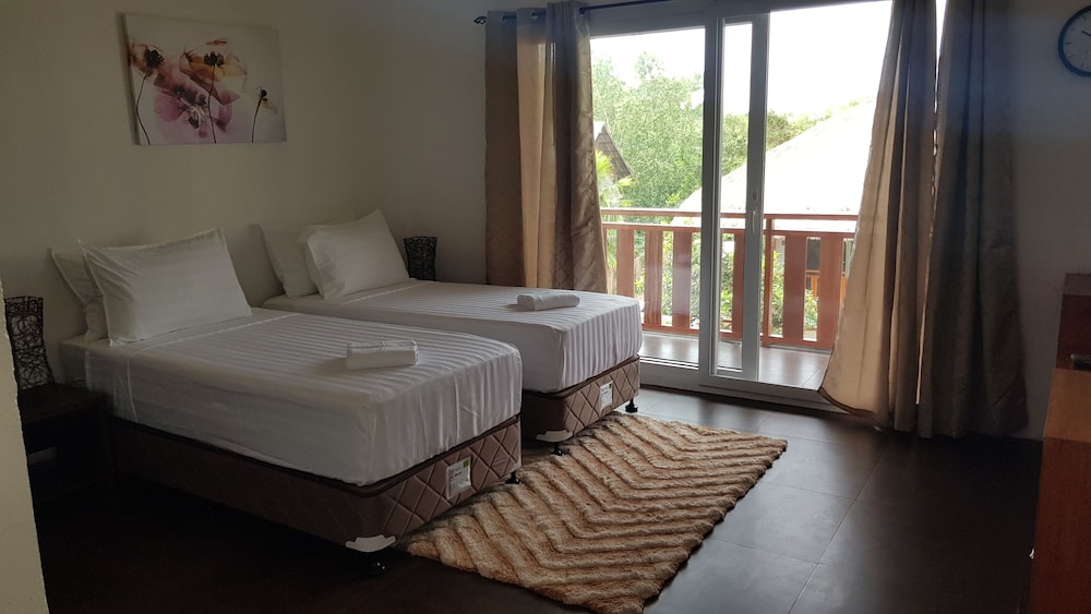 Deluxe Suite, 2 Bedrooms, Pool View photo 3