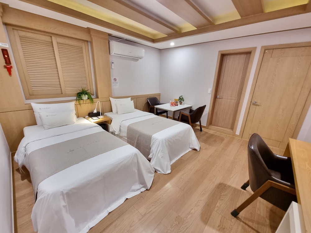 Deluxe Twin Room (B)