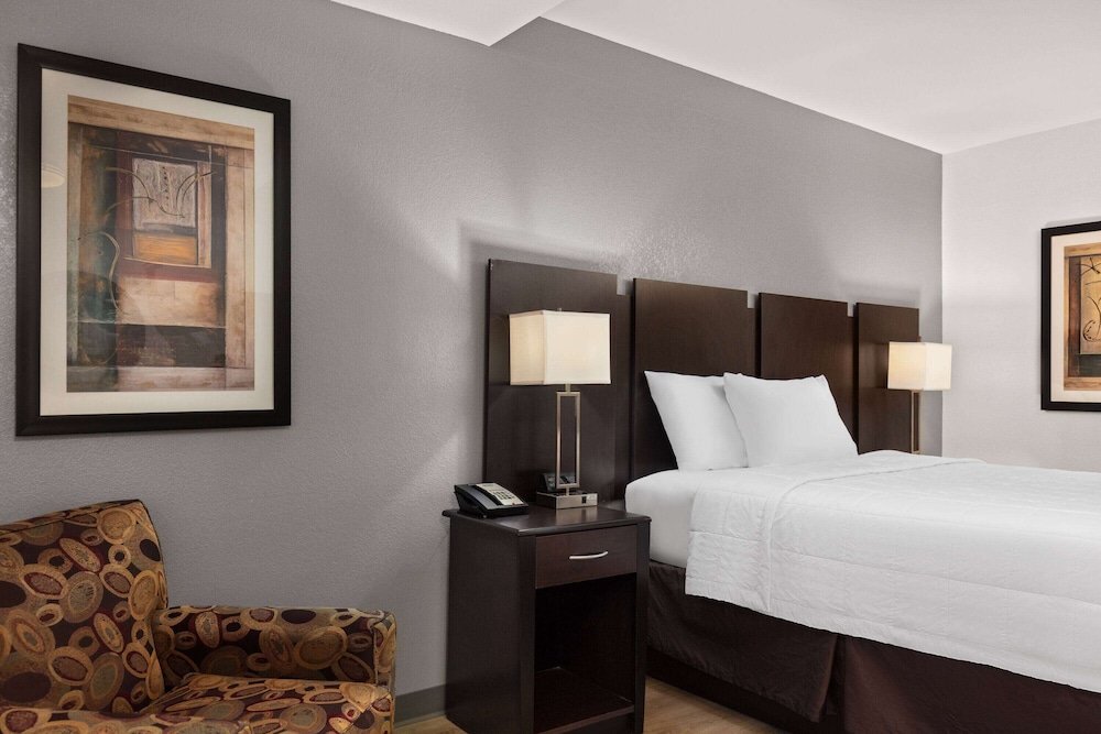 Standard Room, 1 Queen Bed - Photo 1