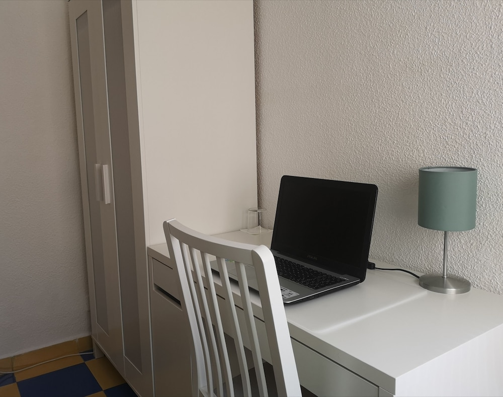 Single Room with shared Bathroom photo 2