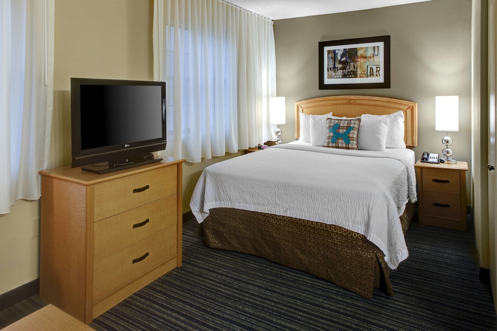 Suite, 1 Bedroom (Mobility/Hearing Access, Roll-In Shwr)