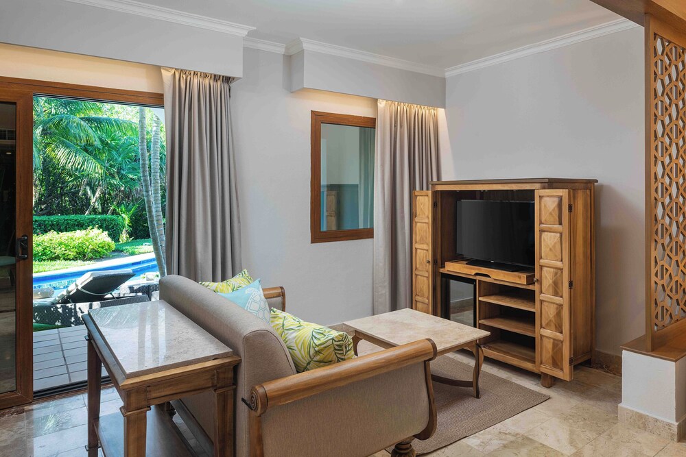 Golden Swim Up Junior Suite