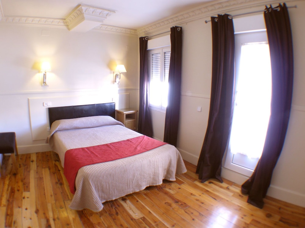Twin Room, Balcony, City View photo 2