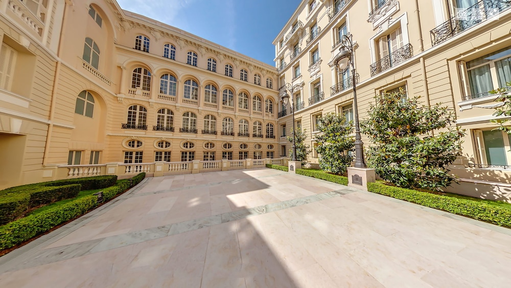 Superior Queen room, city or courtyard view thumbnail 5