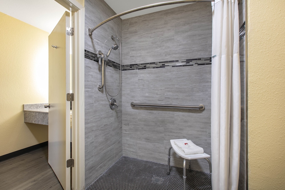 Room, 1 King Bed, Accessible, Non Smoking (Mobility, Roll-In-Shower) - Photo 2