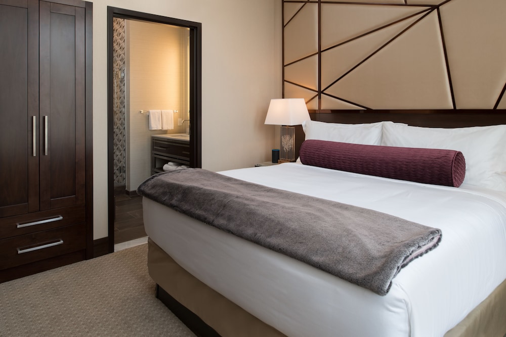 Penthouse, 1 King Bed (Skyline)