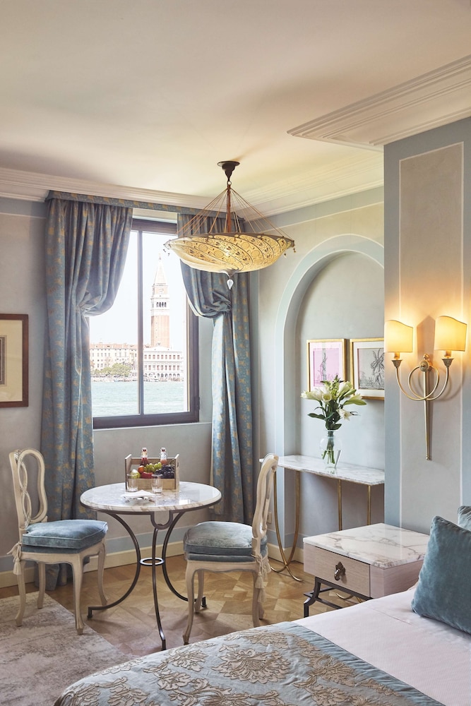 Premium Room (St Marks View) thumbnail 5