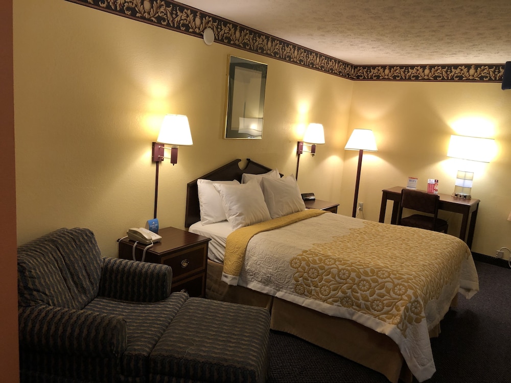 Standard Room, 1 Queen Bed, Refrigerator photo 3