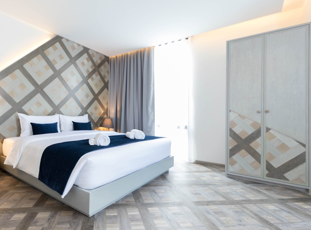 Premier Corner Room