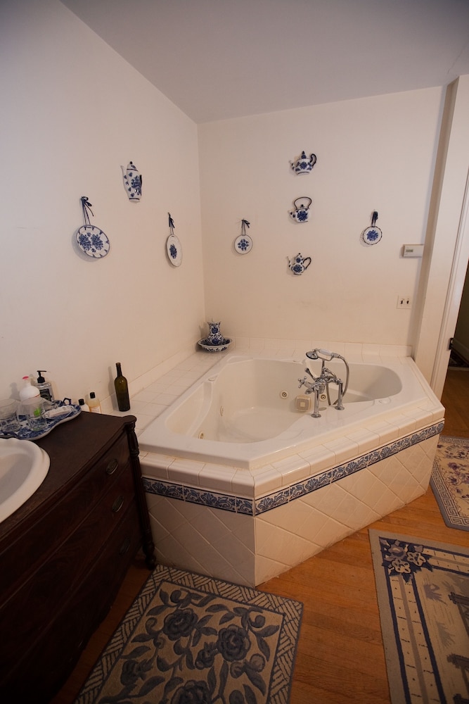 Superior Room, 1 King Bed, Jetted Tub (Blue Willow Room) photo 2