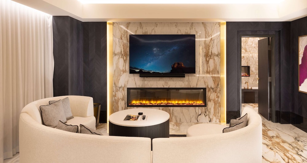 Penthouse Suite, 1 King Bed, Smoking, Jetted Tub (Separate Living Room) - Photo 5