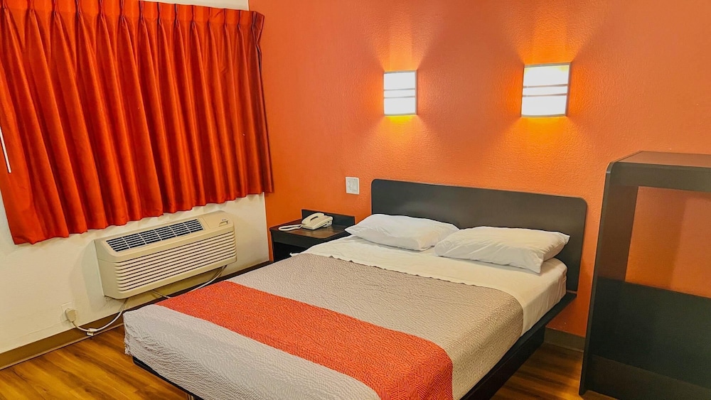 Deluxe Room, 1 Queen Bed, Accessible, Non Smoking - Photo 8