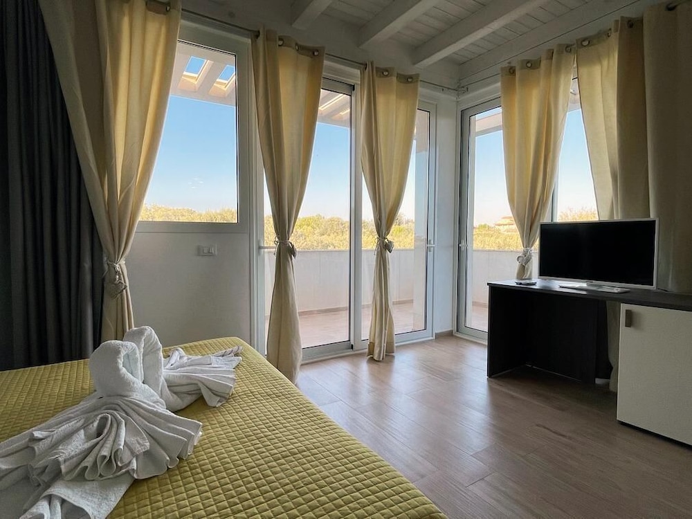 Panoramic Triple Room, Sea View, Poolside photo 1