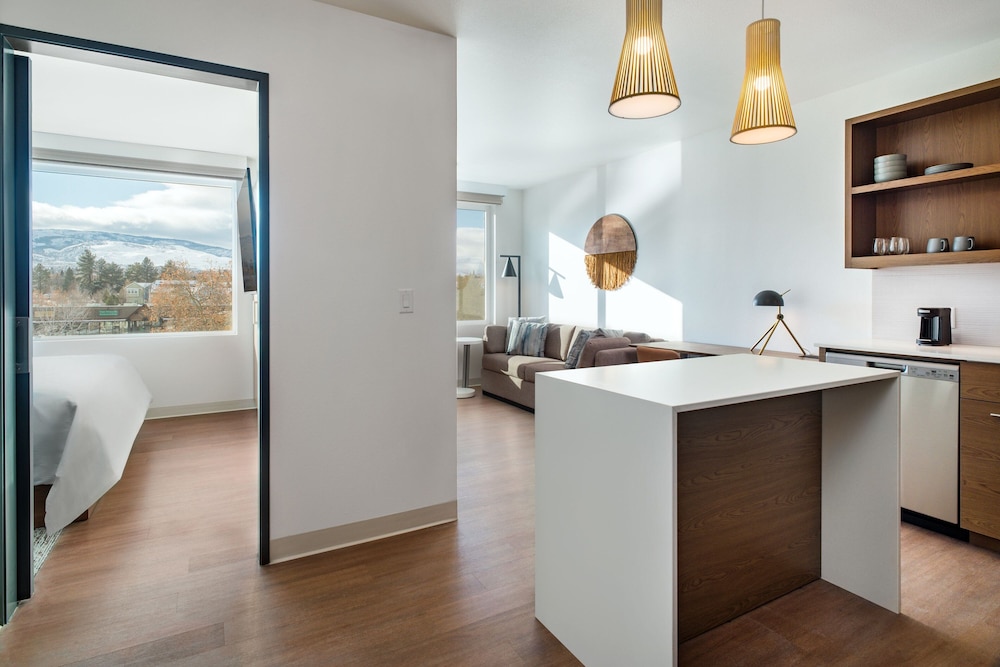Suite, 1 Bedroom - Photo 2