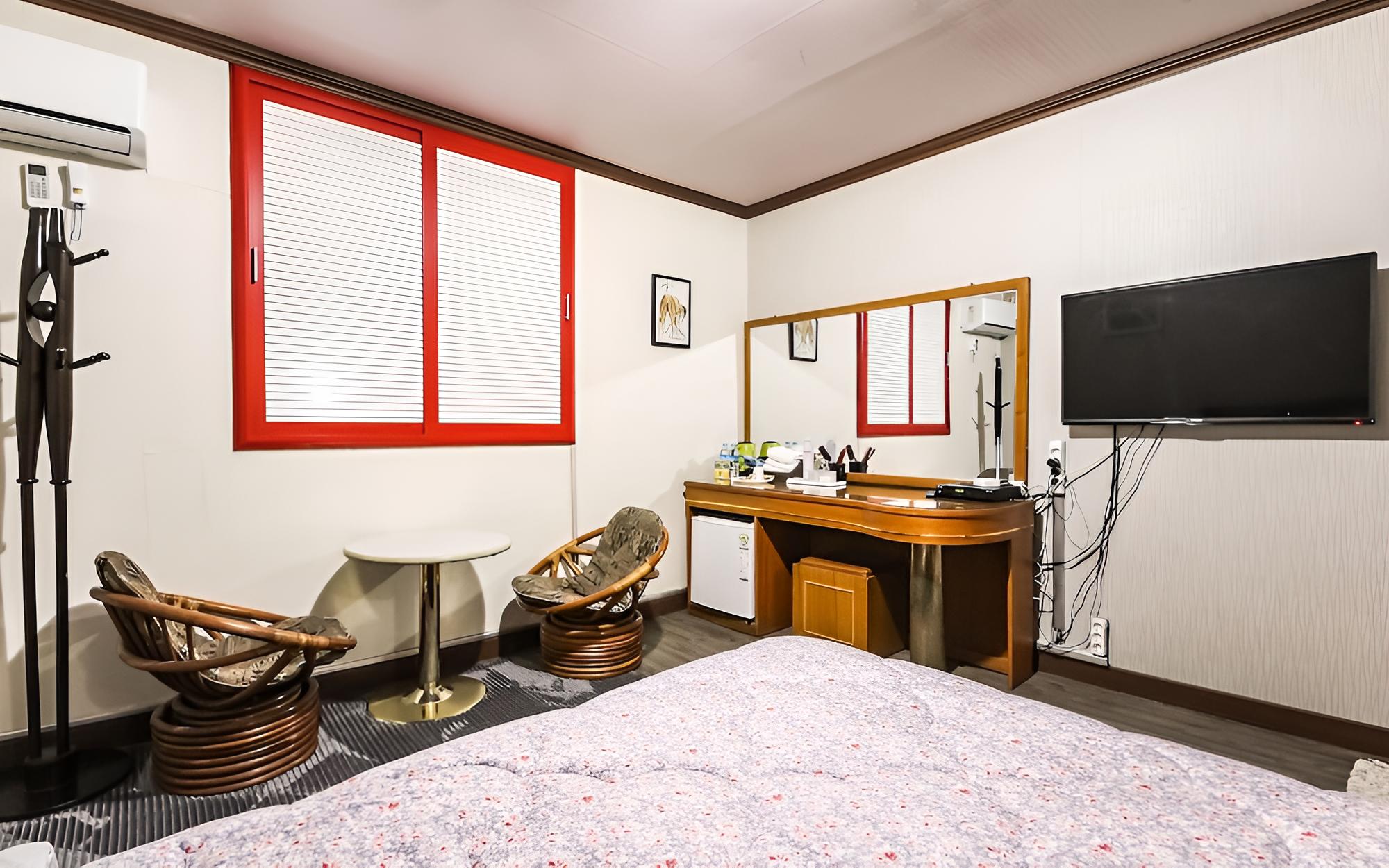 Room (Standard Room) - Photo 9