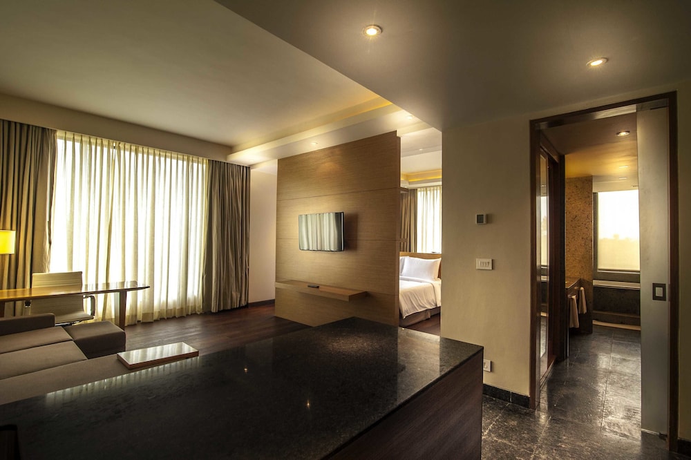 Suite, 1 King Bed with Sofa bed photo 2