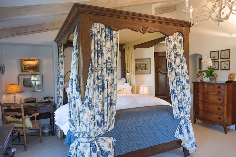 Room, 1 King Bed (The Elderberry Room) photo 1