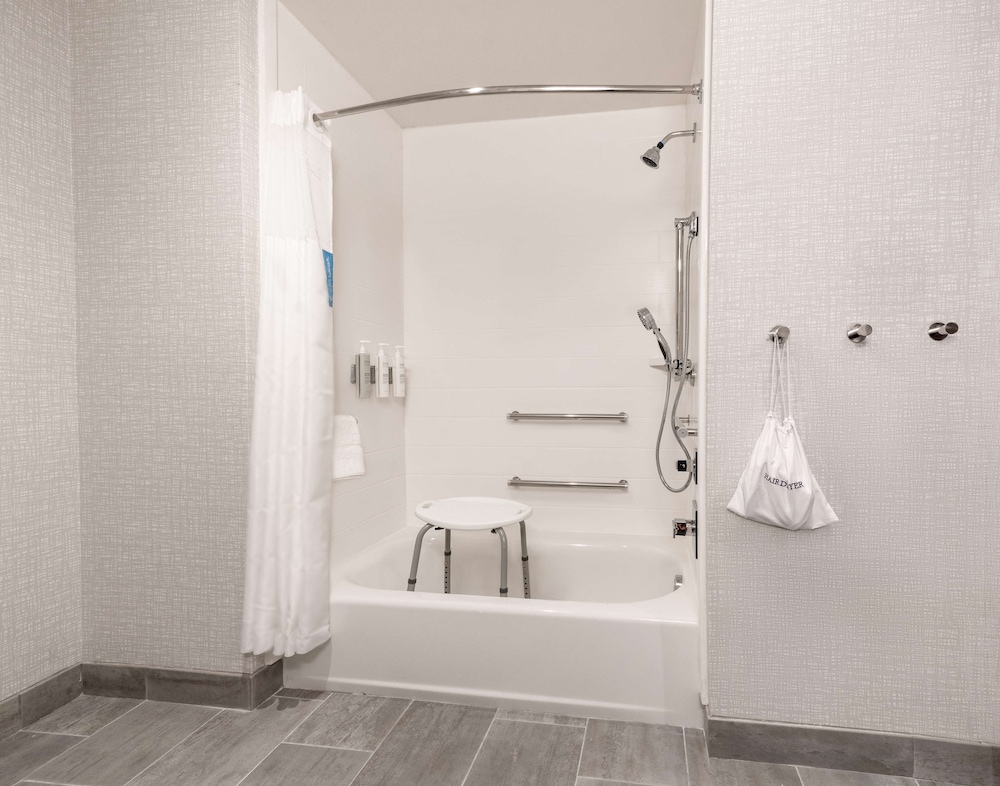 Room, 2 Queen Beds, Accessible, Bathtub - Photo 5