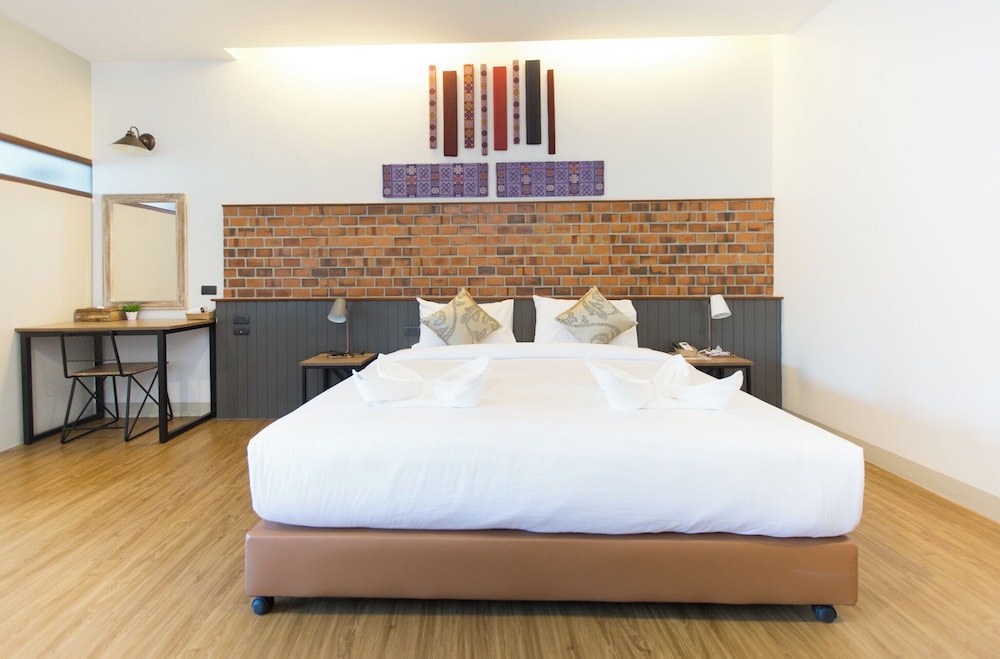 Deluxe Double Room, 1 King Bed, Kitchenette, Garden View photo 2