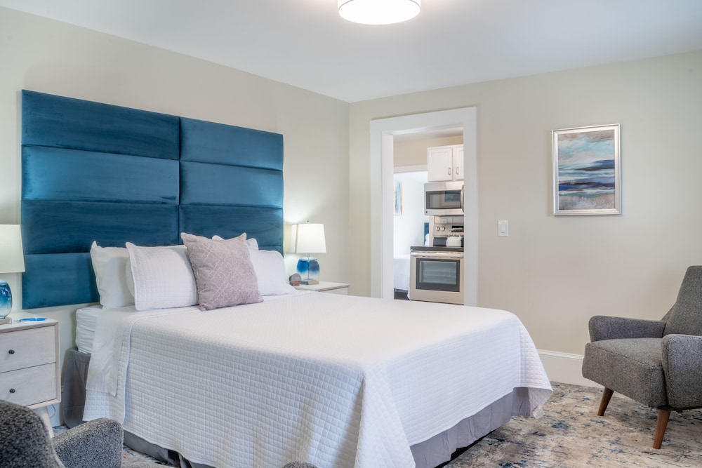 Queen w/ Kitchen & Separate Bedroom