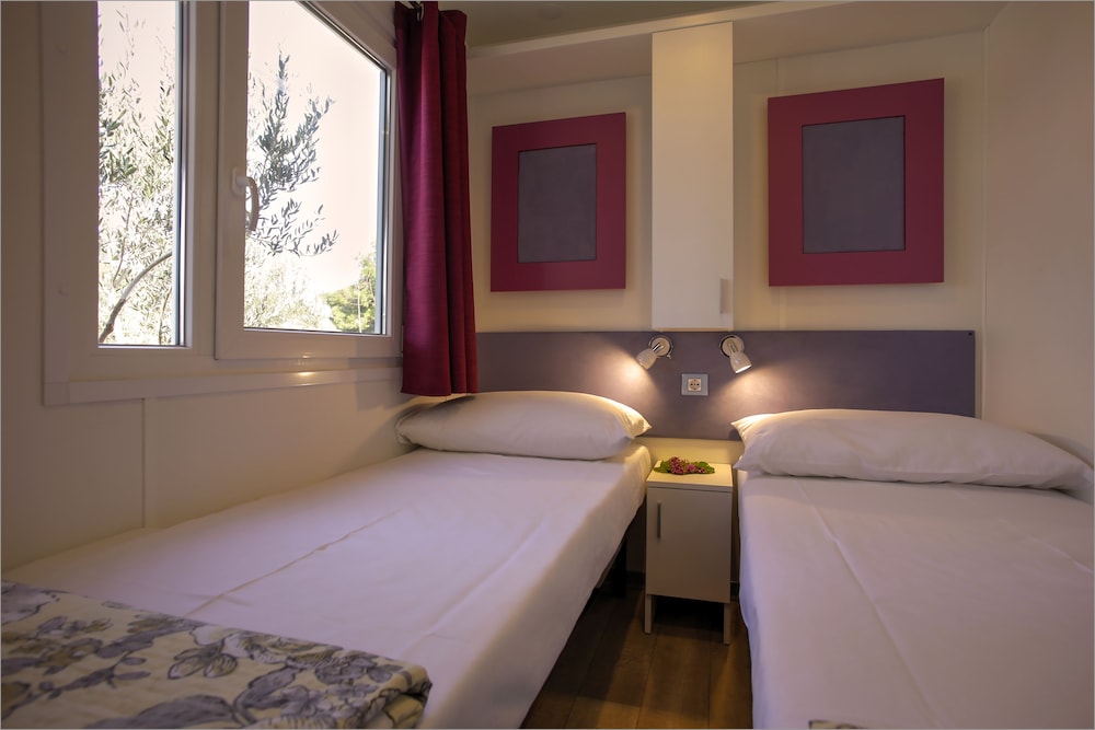 Deluxe Mobile Home, 2 Bedrooms, Terrace, Garden View photo 3